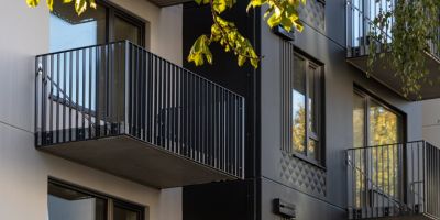 Ekspluatācijā nodota “Pillar Contractor” būvētā daudzdzīvokļu ēka Mežciemā