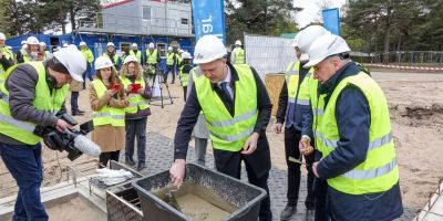 Pillar Contractor Ventspilī ēkas pamatos iemūrē vēstījuma kapsulu
