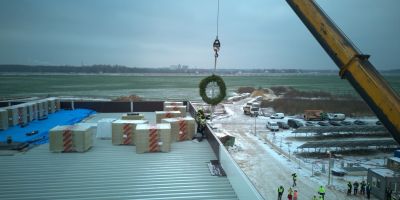 AmberBirch jaunajā ražotnē nosvinēti spāru svētki