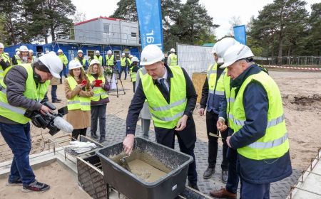 Pillar Contractor Ventspilī ēkas pamatos iemūrē vēstījuma kapsulu