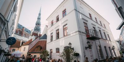 Svinīgi atklāta rekonstruētā viesnīca Konventa sēta