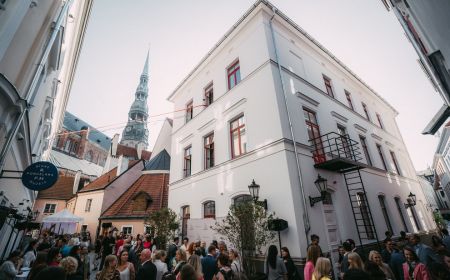 Svinīgi atklāta rekonstruētā viesnīca Konventa sēta