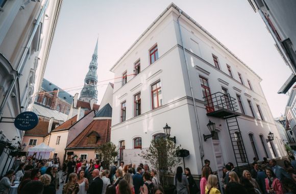 Svinīgi atklāta rekonstruētā viesnīca Konventa sēta