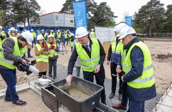 Pillar Contractor Ventspilī ēkas pamatos iemūrē vēstījuma kapsulu